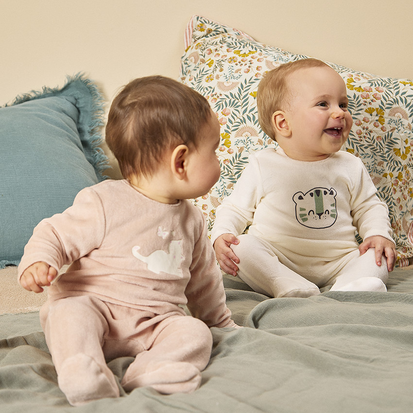 Dors-bien en velours uni beige avec chat fantaisie pour bébé  