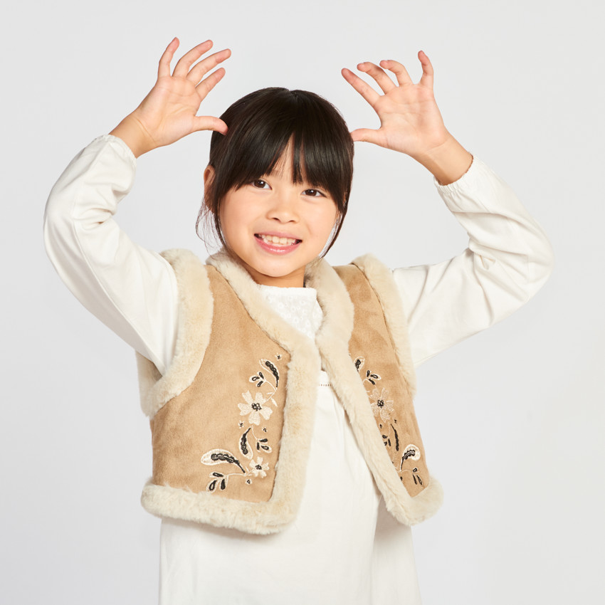 Mouwloos vest in suedine met folkloristische borduursels en sherpa voor meisjes 