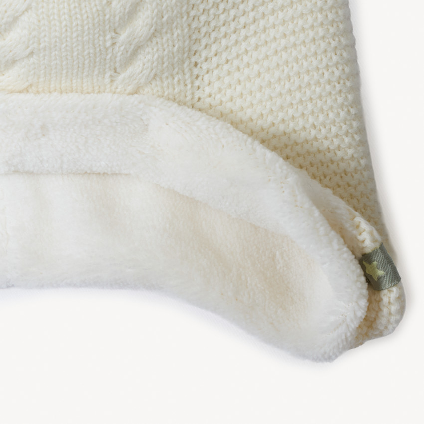 Speelse gebreide muts met sherpa voering voor baby. 