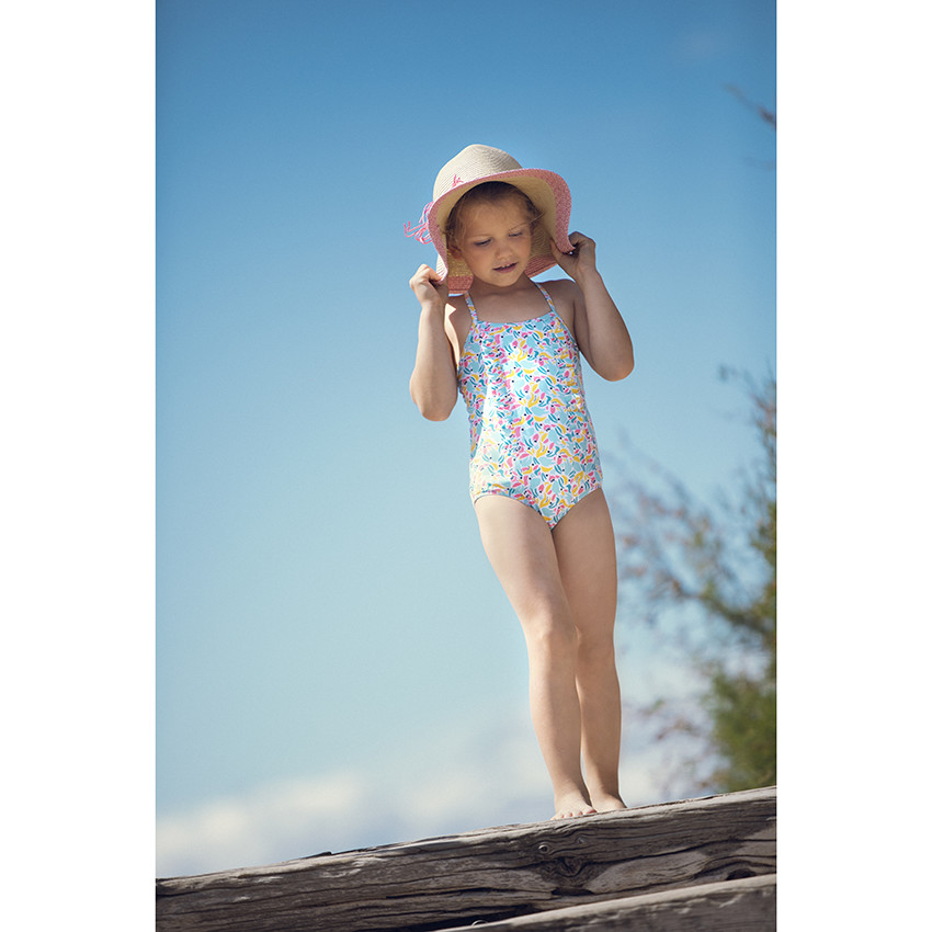 Hoedje in gevlochten namaakstro met roze touwtjes 