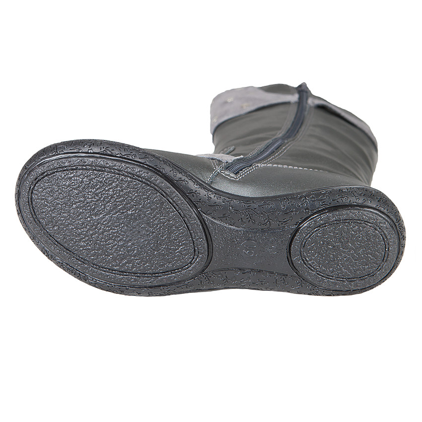 Bottes grises en cuir avec boucles et rivets 