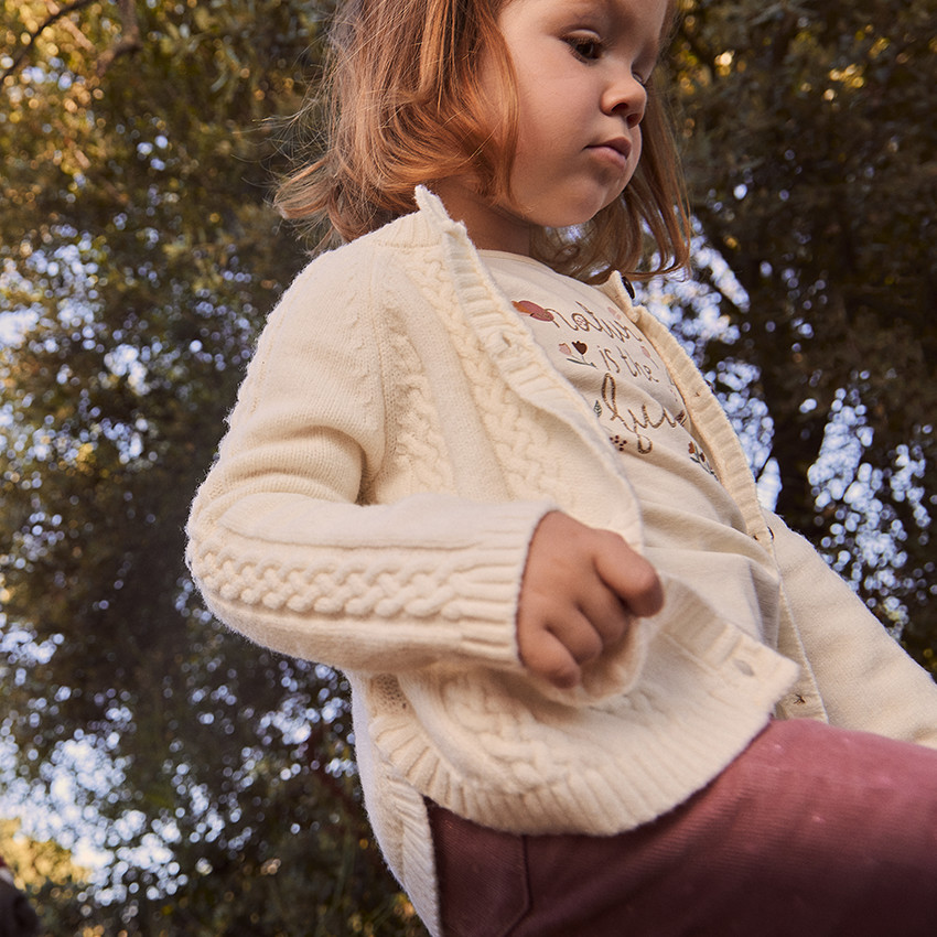 Gilet en tricot torsadé fantaisie forme poncho pour bébé fille 