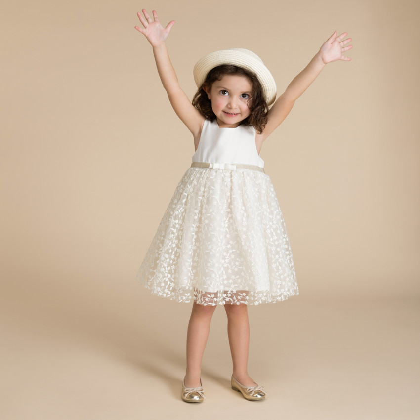 Ceremoniejurk met twee materialen en hartvormige uitsnijding voor meisjes 