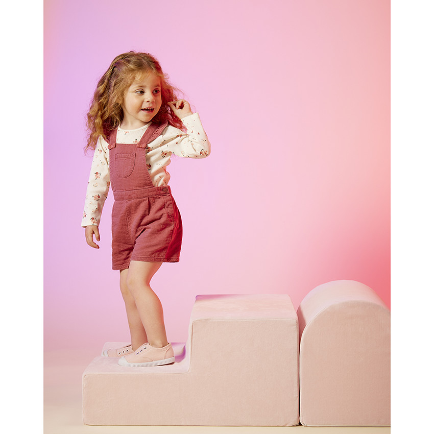 Korte gebreide salopette met knopen voor babymeisjes 