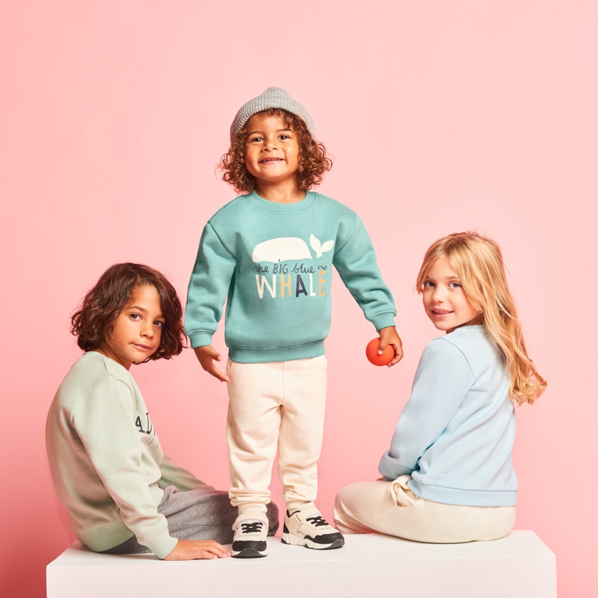 Oversized gebreid sweatshirt met print voor jongens. 