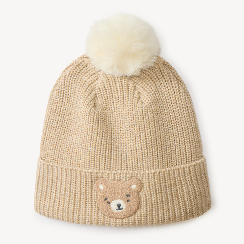 Babymuts met pompon en geborduurde berenkop 