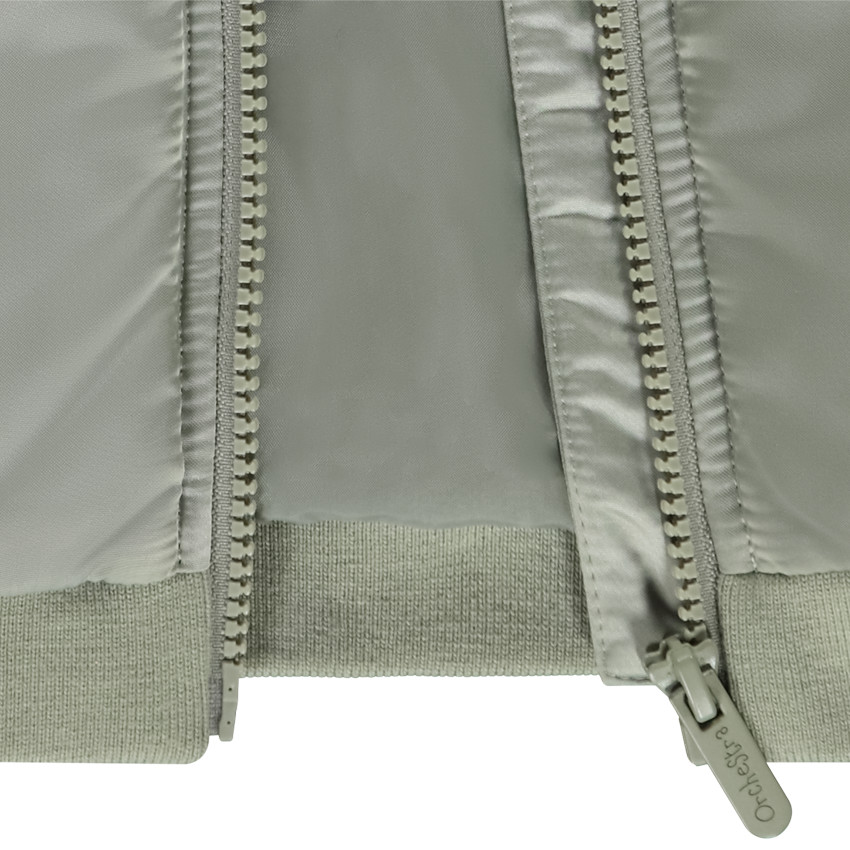 Meisjes bomberjack in satijnen stof met geborduurde details 