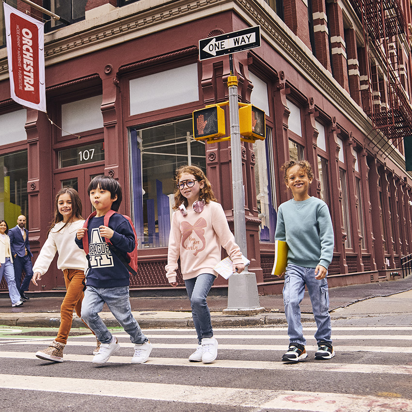 Meisjes sweatshirt met claudinekraag in Engels borduursel 