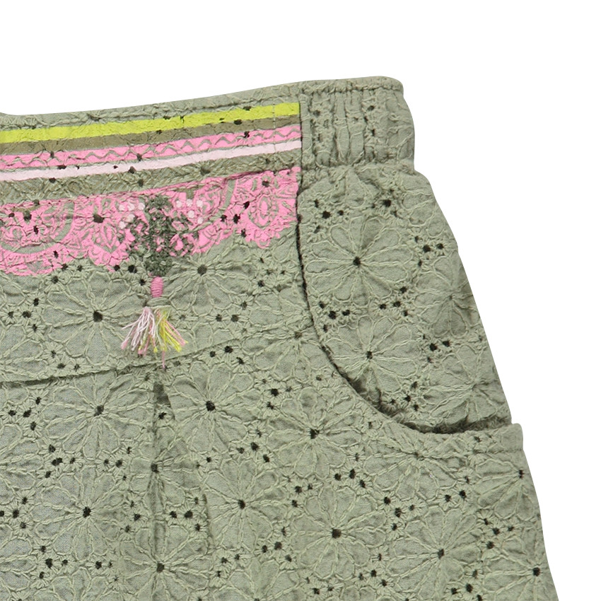Short en broderie anglaise avec frise style ethnique et petits pompons 