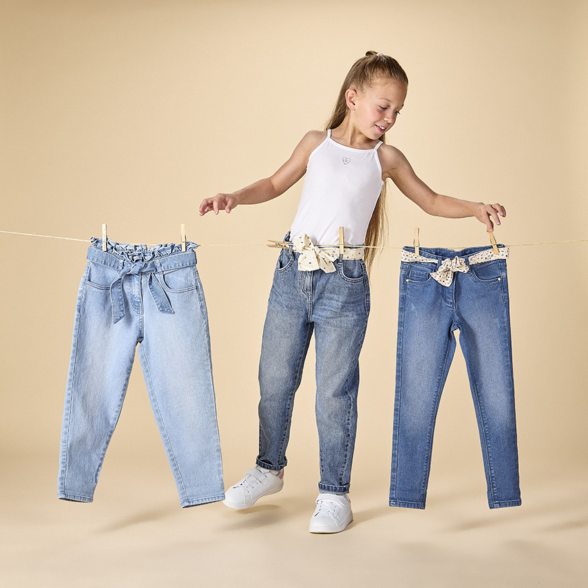 Jeans in denim mom fit met fantasie halsdoek voor meisjes 