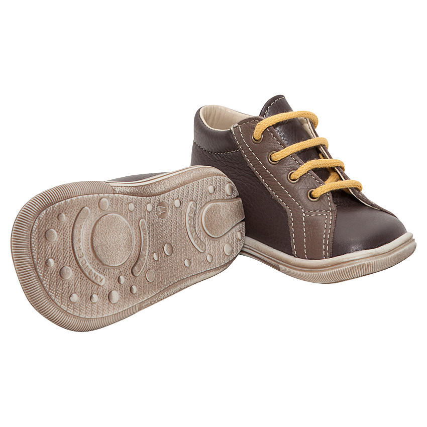 Bruine lederen laarsjes met contrasterende veters 