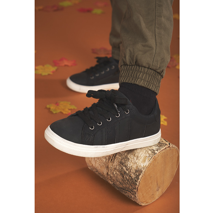 Lage sneakers met veters en tweekleurige inzetstukken voor jongens 