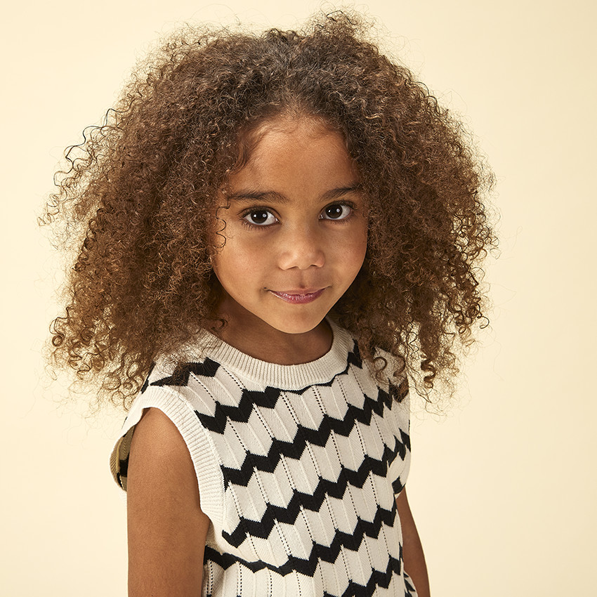 Trui zonder mouwen in opengewerkt breiwerk met zigzagpatroon voor meisjes 