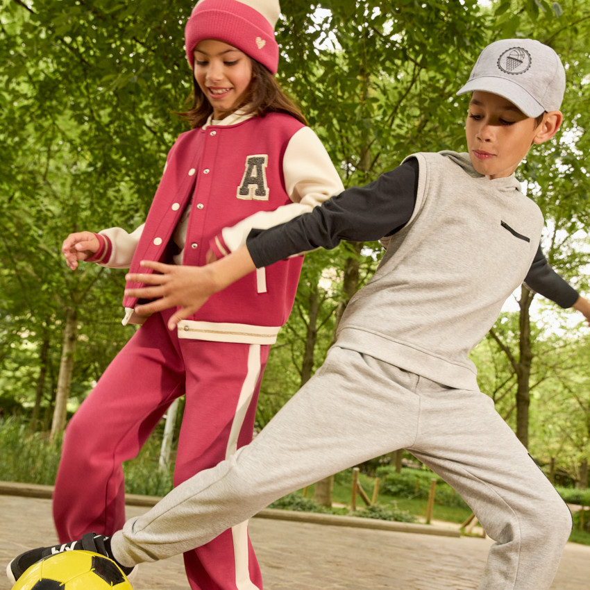 Grijze fleecepet met basketballprint voor jongens 