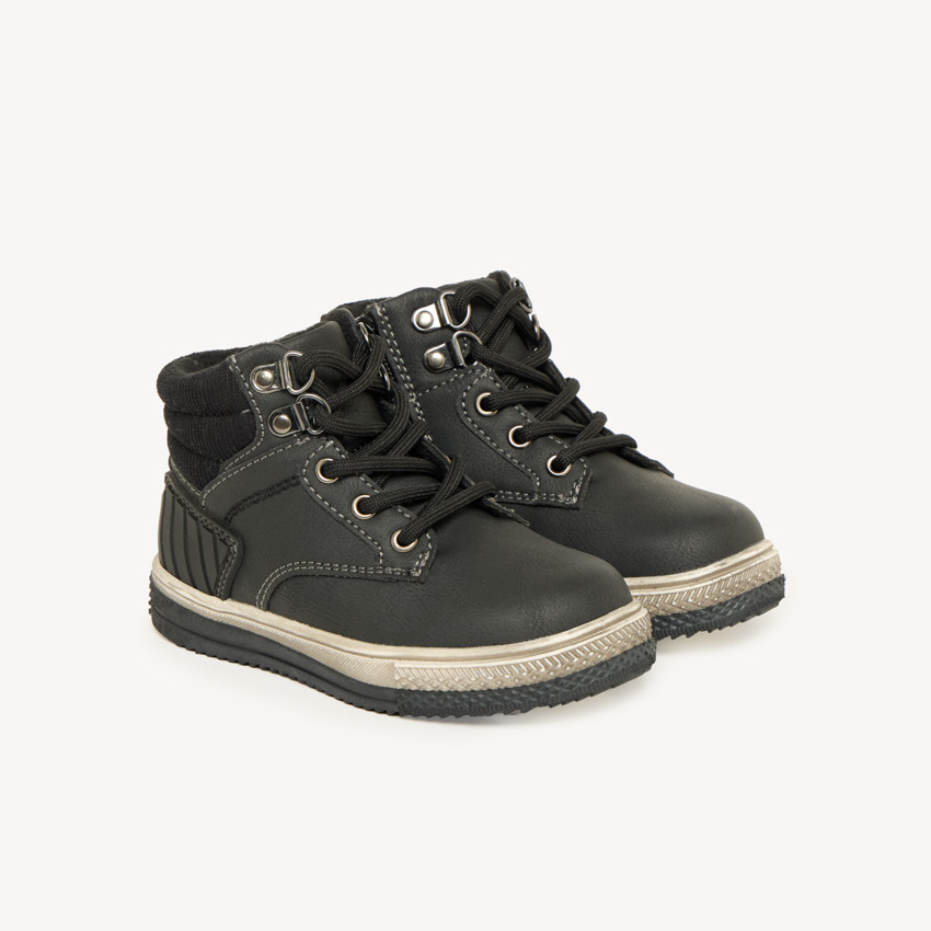Bottines voor jongens met warme voering, veters en rits. 