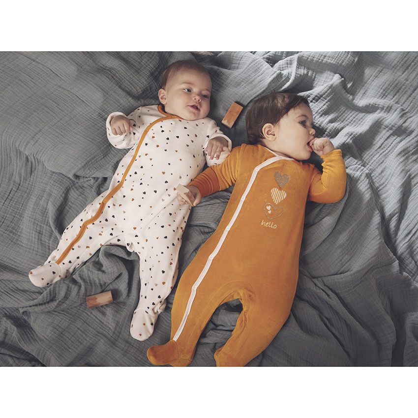 Set van 2 fluwelen onesies met hartjes voor babymeisjes. 