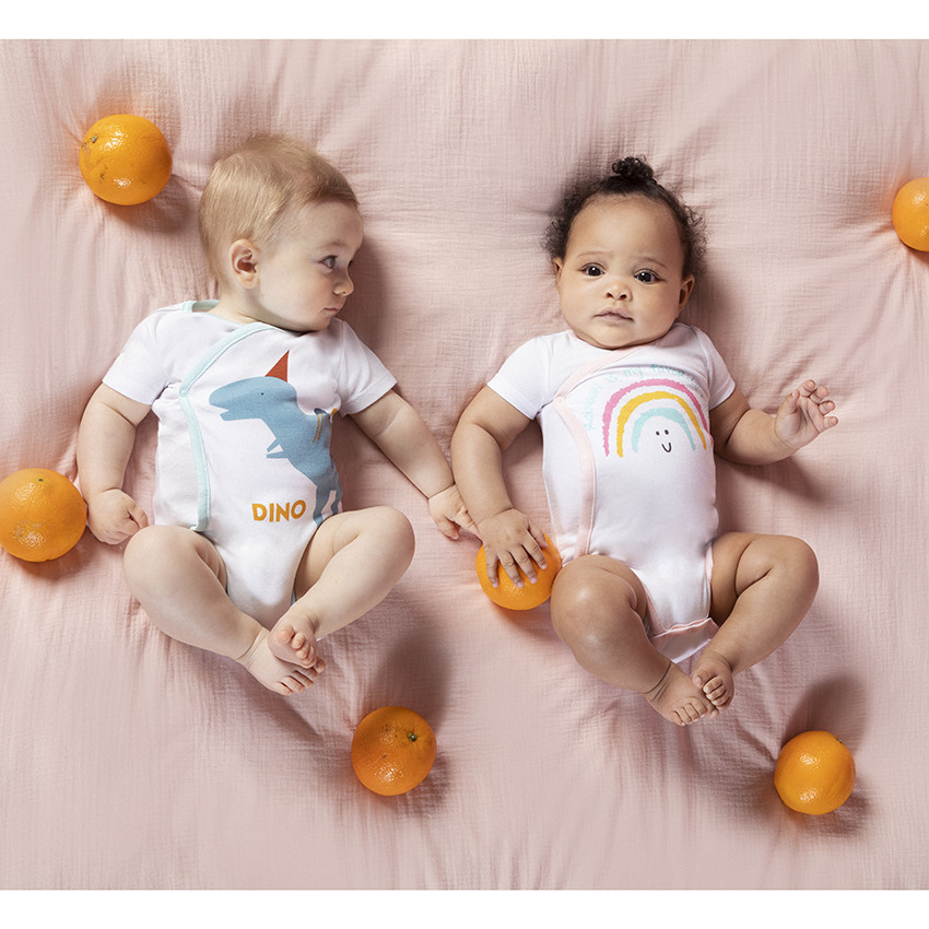 Set van 7 body’s in biokatoen met korte mouwen en gekleurde prints 