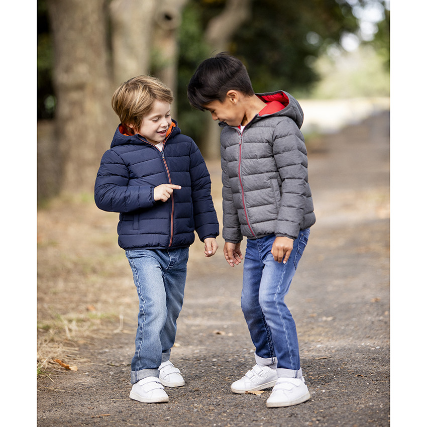 Dunne gewatteerde donsjas met draagtas, voor jongens. 