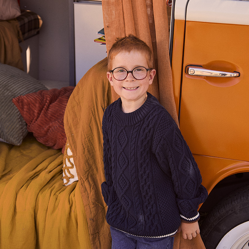 Pull en tricot uni effet torsadé avec liseré coloré pour garçon  