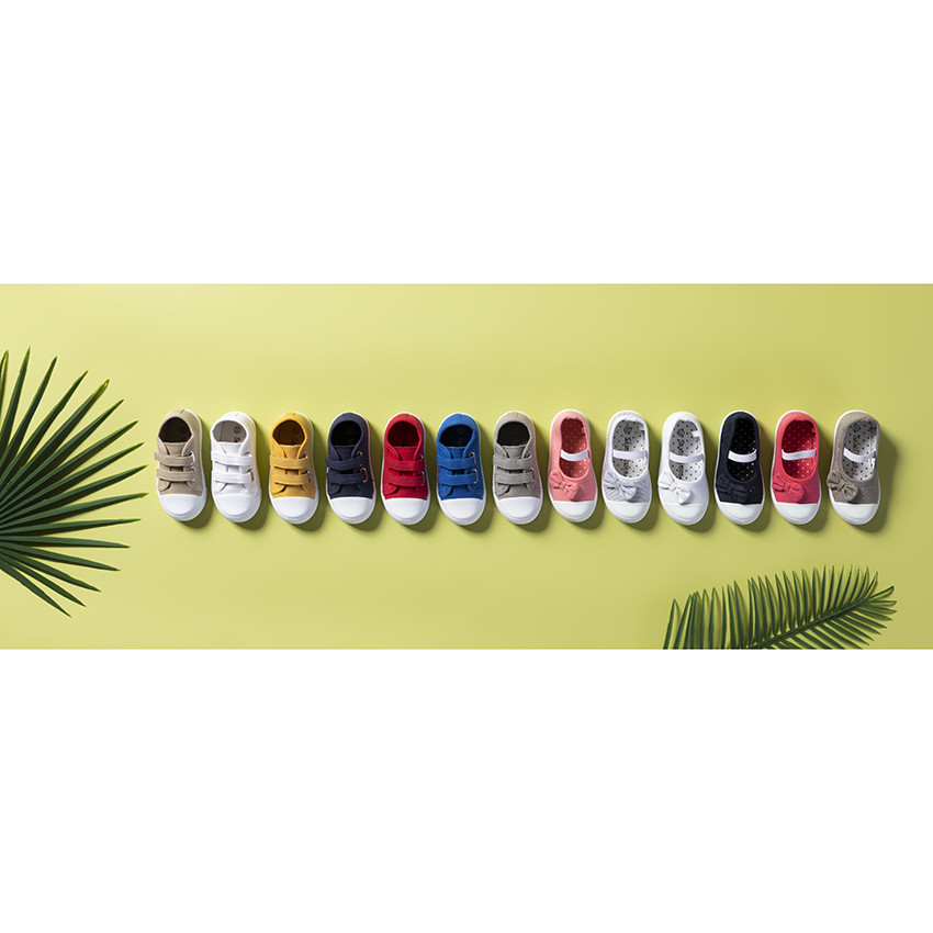 Babies van stof met gestreepte glanzende draad en knoop 