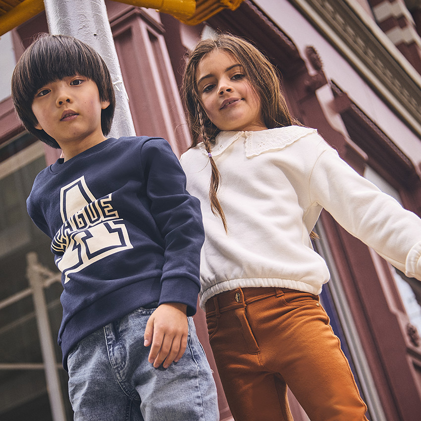 Meisjes sweatshirt met claudinekraag in Engels borduursel 