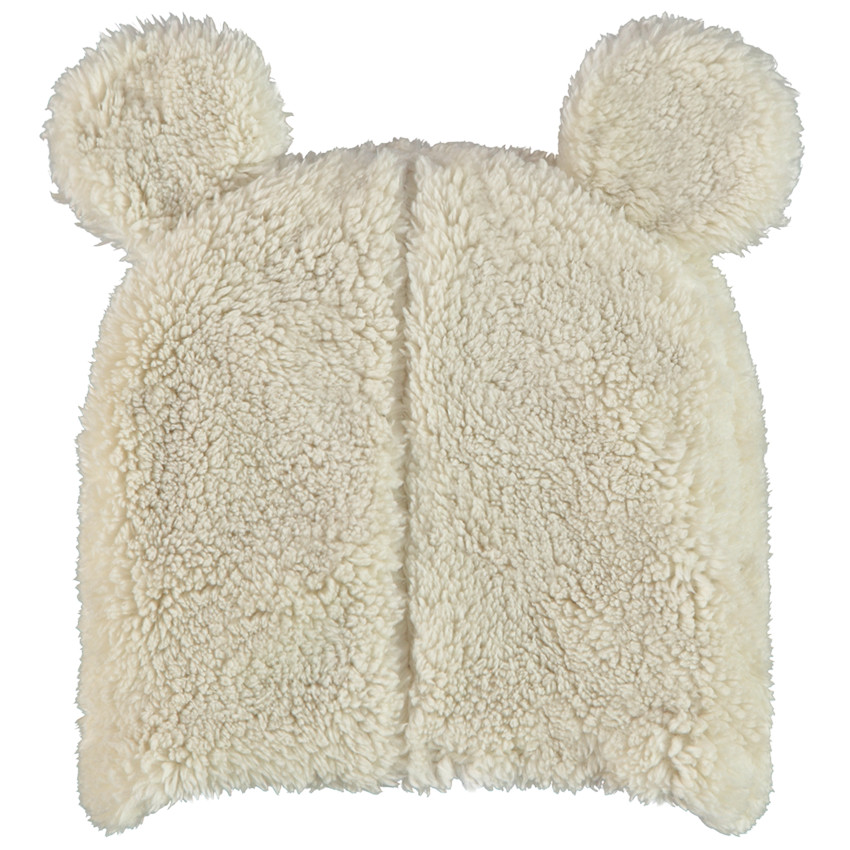Muts met speelse beer in sherpa voor baby
