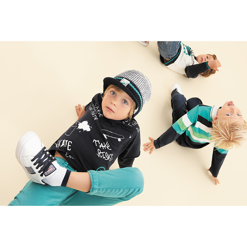 Lage sneakers met contrasterende veters en stroken van maat 24 tot 27 