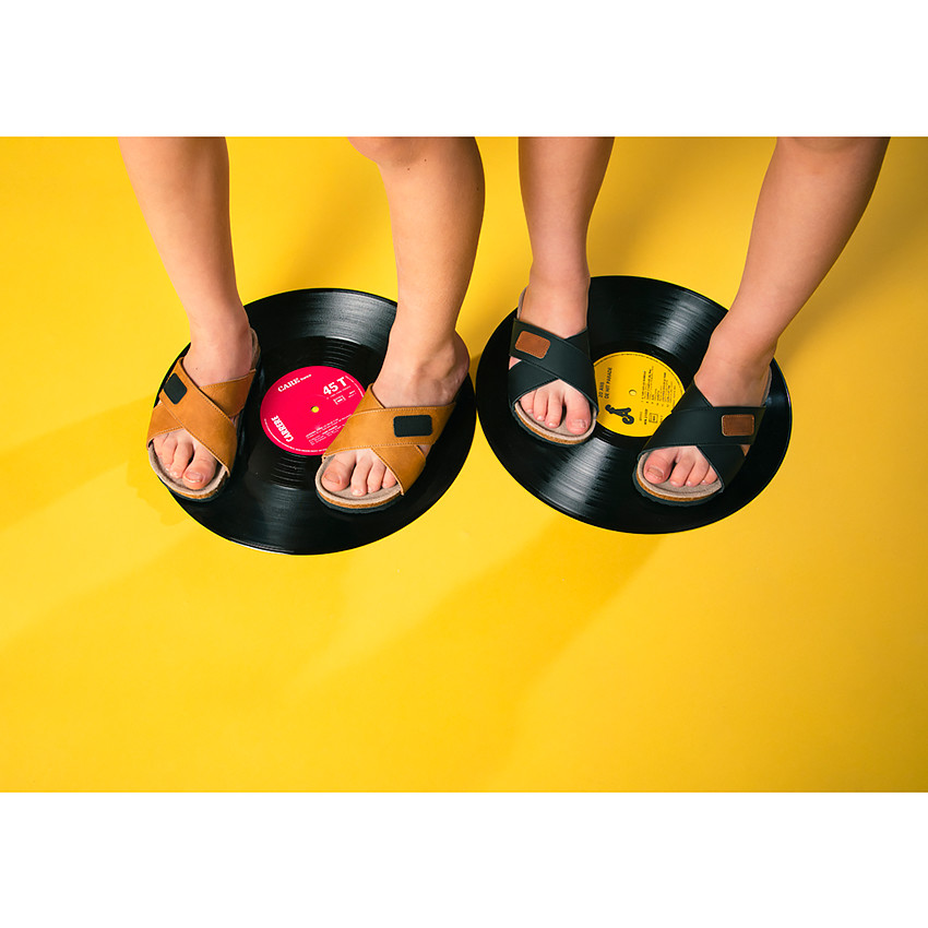 Kruisband muiltjes met patchlabel voor jongens 