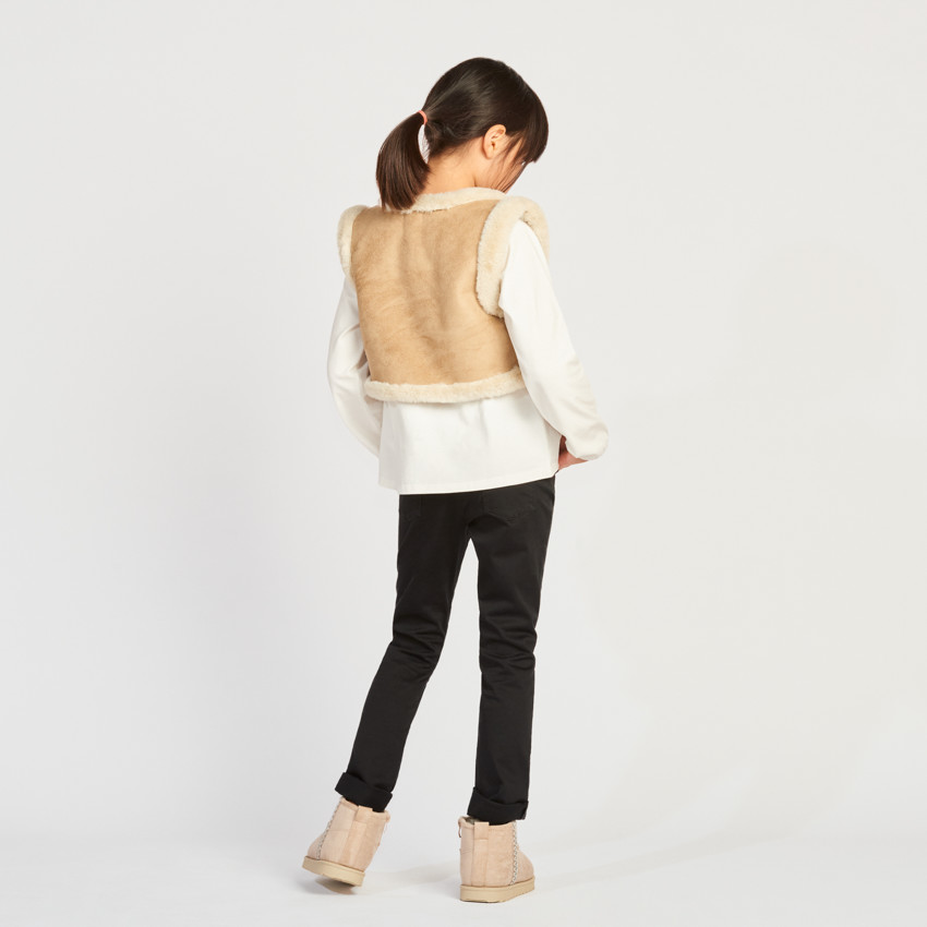Mouwloos vest in suedine met folkloristische borduursels en sherpa voor meisjes 