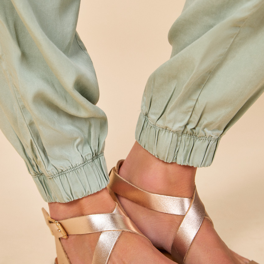 Zwarte zwangerschapsbroek met cargozakken en hoge hoofdband 