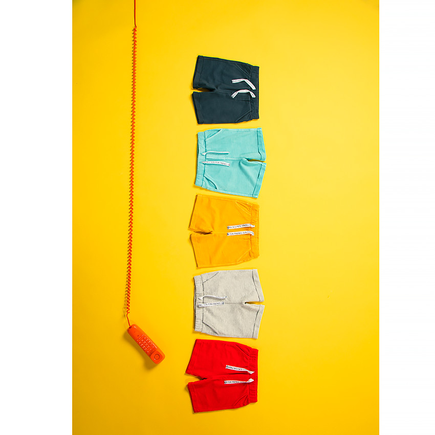 Bermuda in effen fleece met bedrukte koorden voor baby jongen 