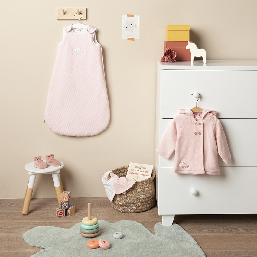 Roze fluwelen pantoffels met geborduurd opschrift 