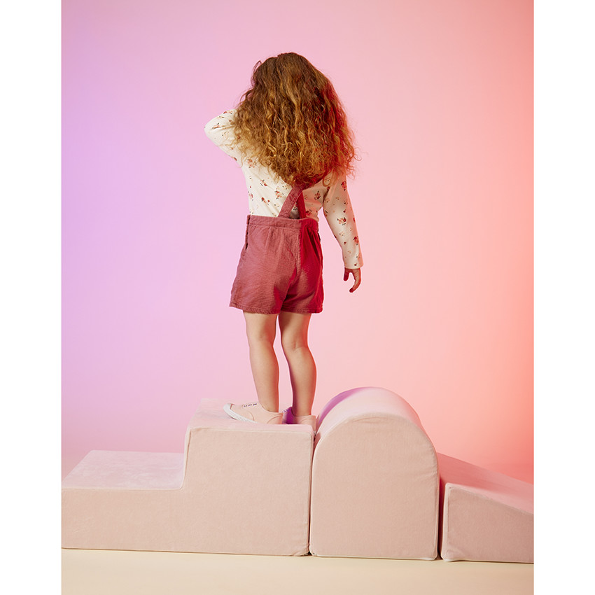 Korte gebreide salopette met knopen voor babymeisjes 