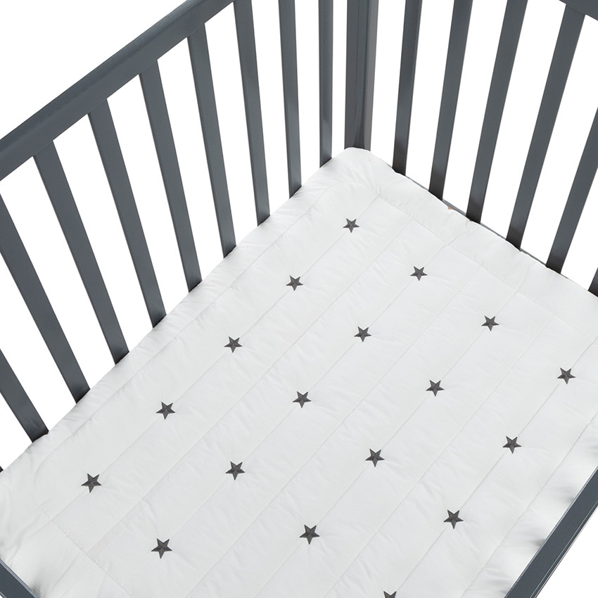 Tapis de parc matelassé à étoiles brodées 