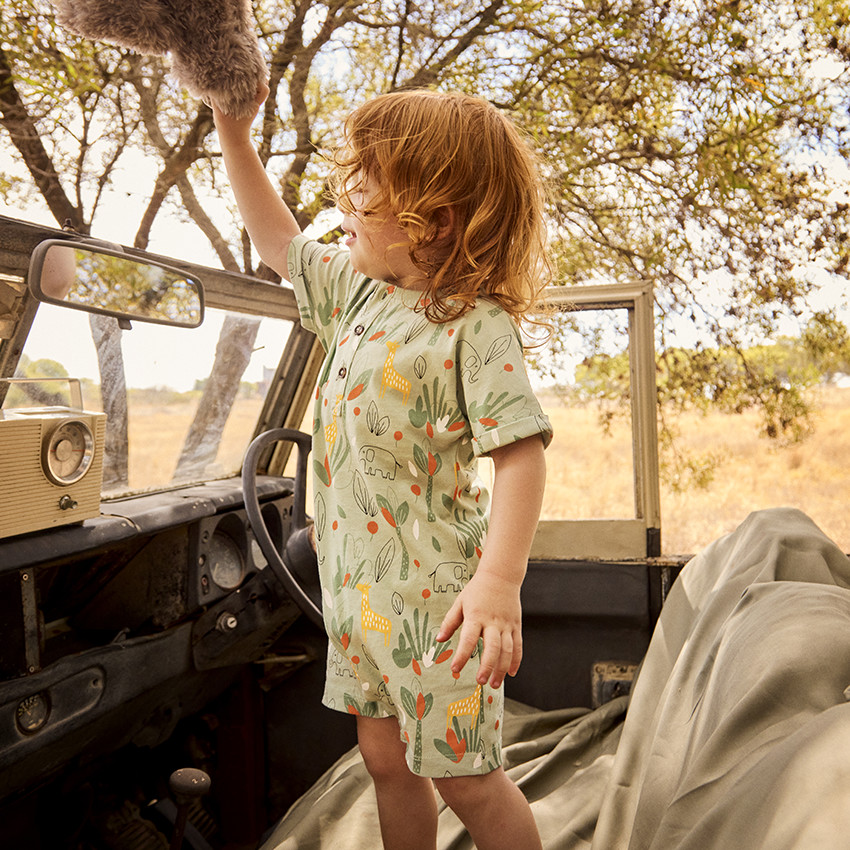 Korte jumpsuit met jungleprint voor babyjongen 