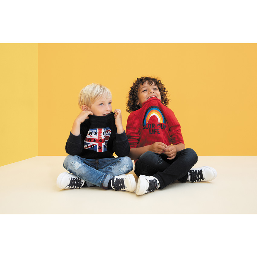 Lage sneakers met contrasterende veters en stroken van maat 24 tot 27 