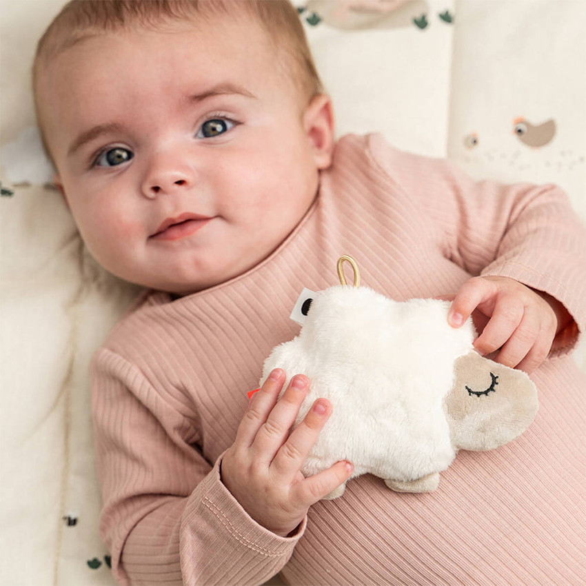Kleine sensorische rammelaar Sheepy Zand 