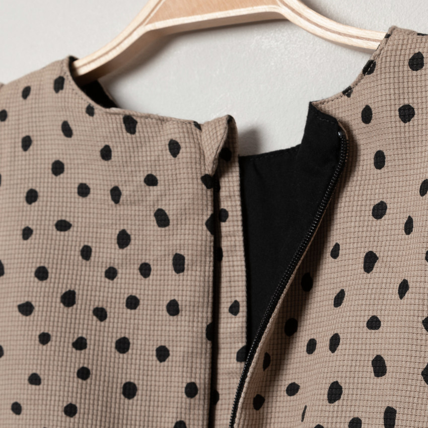 Robe manches courtes à pois all-over et noeuds 