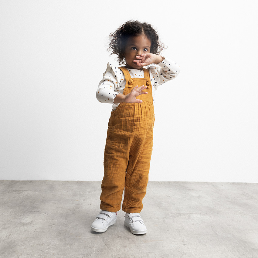 Salopette longue en double gaze de coton pour bébé fille 