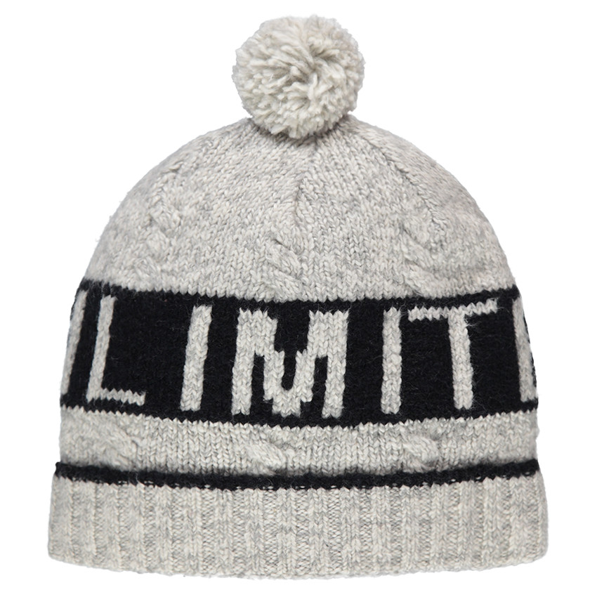 Tricotmuts met tekst van jacquard en pompon  