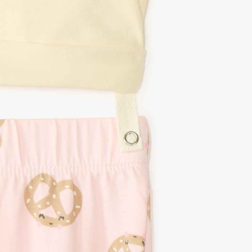 Set van 2 onderdelen pyjama t-shirt + broek met ontbijtmotief voor baby meisjes, met verschillende afwerkingen afhankelijk van de leeftijd. 