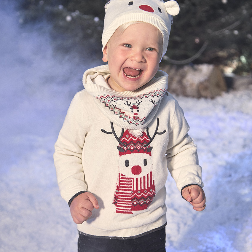 Muts en snood gebreid voor kerst voor baby