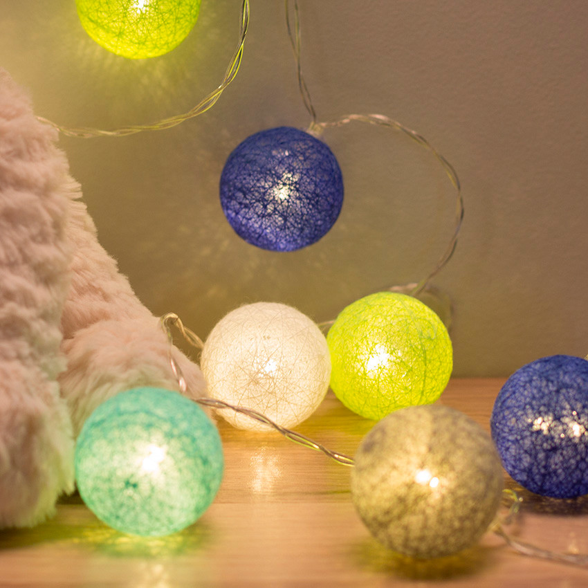 Guirlande lumineuse à leds avec boules contrastées 
