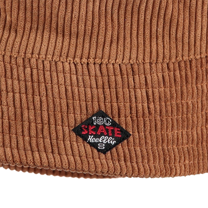 Bob en velours marron avec étiquette patchée 