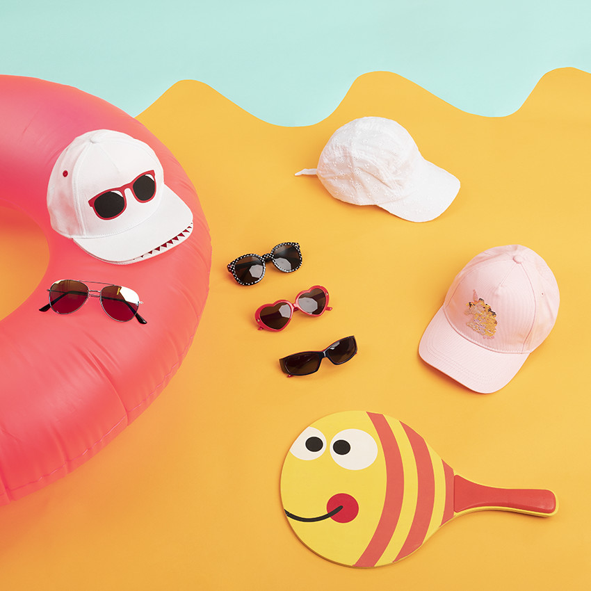 Gestreepte twill pet met bedrukte bril en dubbele klep 