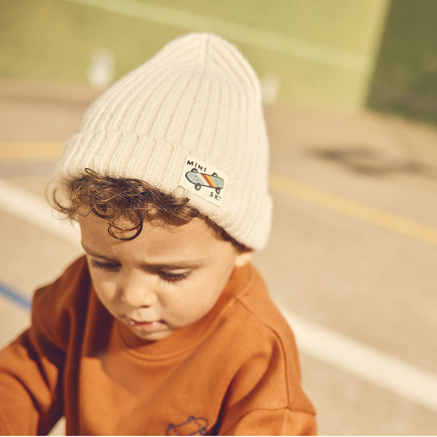 Muts met geribbelde structuur en bedrukt etiket voor jongen 