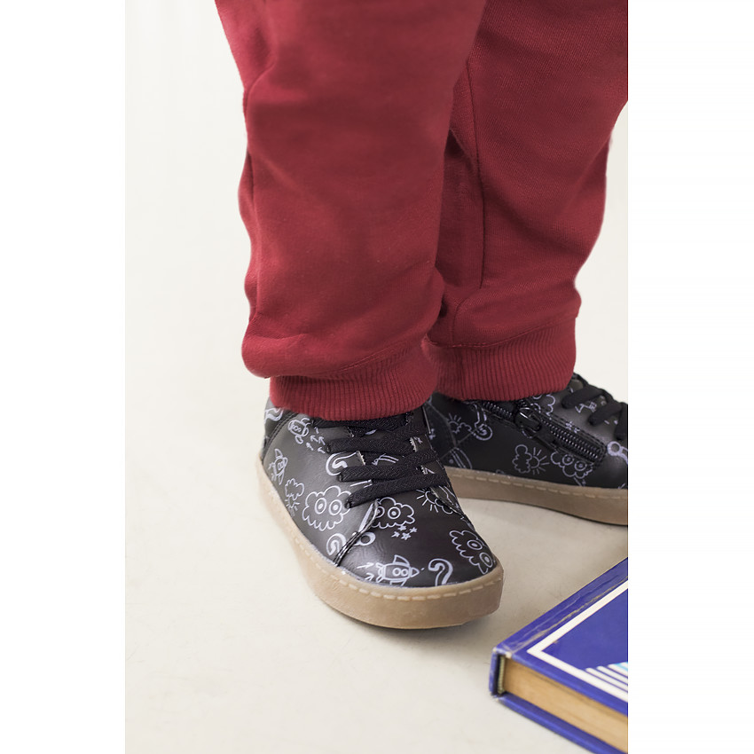 Lage sneakers met ledereffect en print "all-over" 