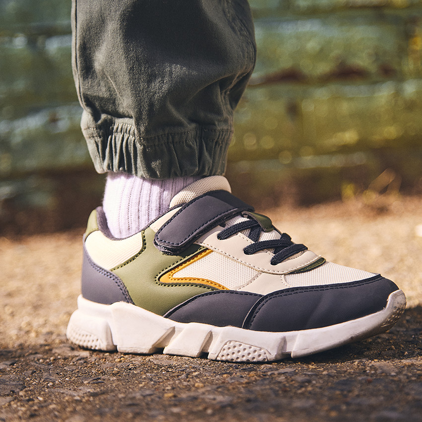 Lage sneakers met kleurrijke accenten voor jongens 