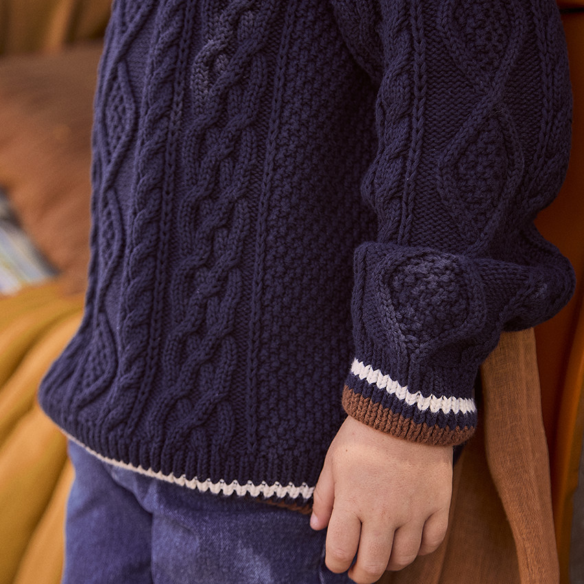 Pull en tricot uni effet torsadé avec liseré coloré pour garçon  
