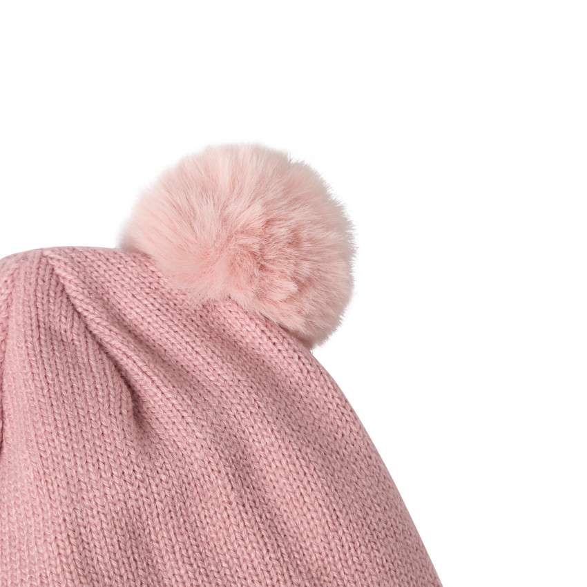 Bonnet en tricot et pompons en fausse fourrure 